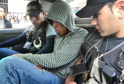 El adolescente fue remitido al Juzgado de Menores. (Foto Prensa Libre: Erick Ávila)