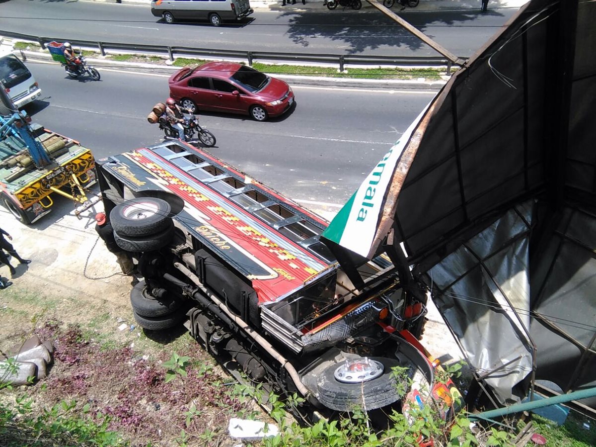 El bus perdió el control al entrar a una curva en la ruta Interamericana. (Foto Prensa Libre: Estuardo Paredes)