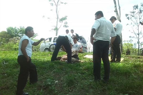 El cadáver estaba en el km 193 de la carretera que de la ciudad de Retalhuleu conduce hacia Champerico. (Foto Rolando Miranda)<br _mce_bogus="1"/>