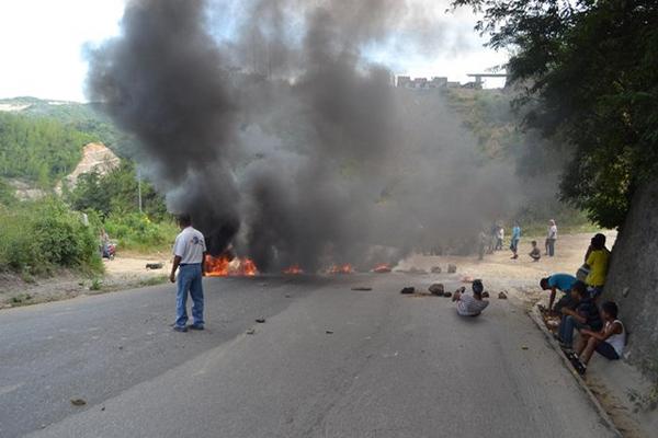 Personas inconformes con la captura de dos vecinos queman llantas en la ruta de acceso a la planta de Cementos Progreso, en Sanarate, El Progreso. (Foto Prensa Libre: Hugo Oliva)