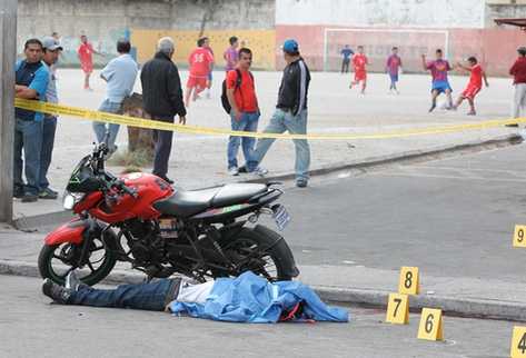 El crimen ocurrió frente a canchas deportivas. (Foto Prensa Libre: Paulo Raquec)