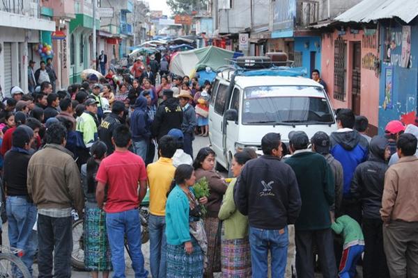 Familiares indicaron desconocer si la víctima fue amenazada. (Foto Prensa Libre: Víctor Chamalé)