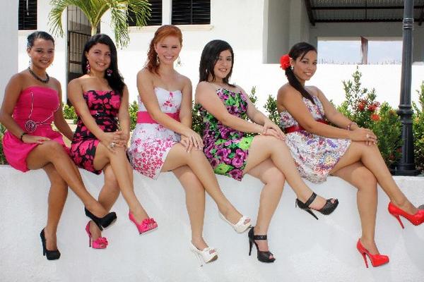 las Candidatas a Reina de los juegos florales de Retalhuleu posan durante su presentación.