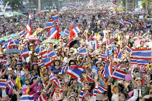 Miles toman las calles de Bangkok. (Foto Prensa Libre: EFE)