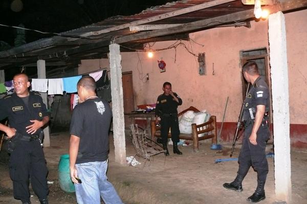 Agentes de la Policía observan el sitio en donde fue ultimado Alexander García Villeda, en aldea Entre Ríos, Puerto Barrios. (Foto Prensa Libre: Edwin Perdomo)