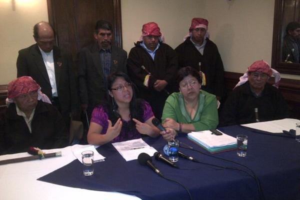 Conferencia de prensa de organizaciones de mujeres y autoridades de ancestrales mayas. (Foto Prensa Libre: Erick Ávila)