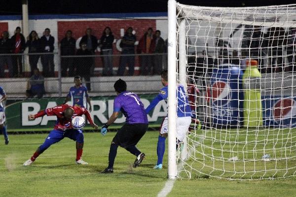 Fredy Santiago Taylor marcó el segundo gol de los chivos ante Mictlán. (Foto Prensa Libre: Carlos Ventura)