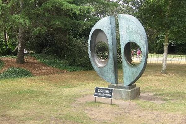 Obra de Barbara Hepworth, robada en un parque de Londres. (Foto Prensa Libre: AFP)