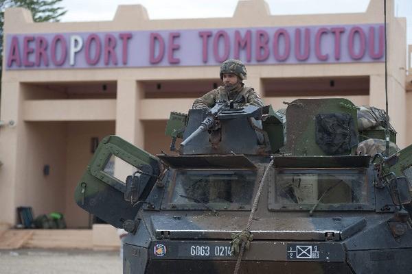 Militares protegen la ciudad  de Timbuctú. (Foto Prensa Libre: EFE)