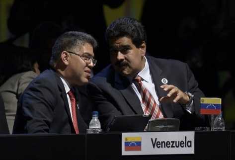 El vicepresidente de Venezuela, Nicolás Maduro (D), conversa con el ministro de Relaciones Exteriores, Elías Jaua, este domingo en Santiago. (Foto Prensa Libre: AFP)