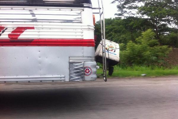 Esta carreta fue atada en las escalares traseras de un autobús que se   dirige de Puerto San José  a Escuintla, sin medir el peligro.