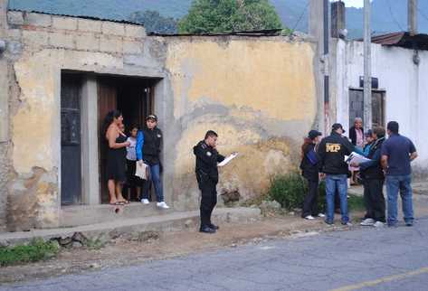 Agentes de la Policía y  fiscales del Ministerio Público buscan a integrantes de una banda de saqueadores en Antigua Guatemala.