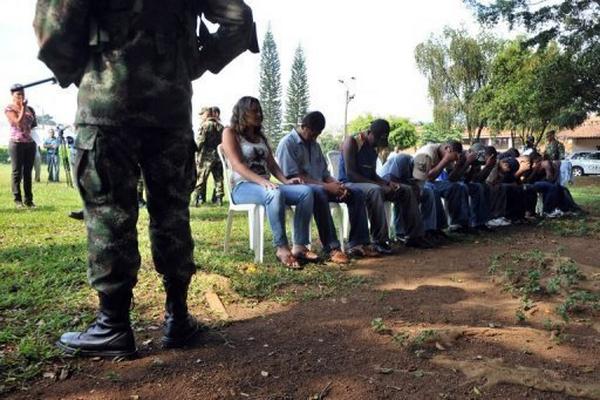 Miembros del ELN son presentados a la prensa, el 24 de febrero de 2009 en Cali, Colombia. (AFP).