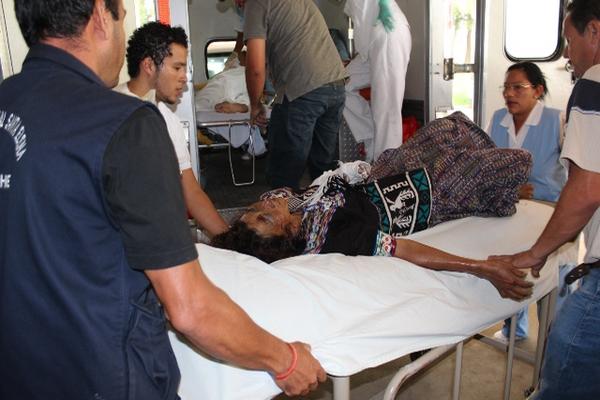 Una de las heridas es ingresada al Hospital Nacional Santa Elena de  Santa Cruz del Quiché. (Foto Prensa Libre: Óscar Figueroa)<br _mce_bogus="1"/>