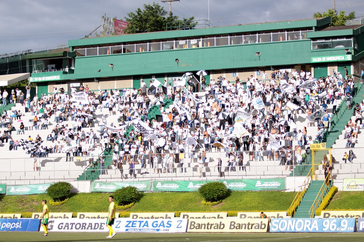 Aficionados apoyaron a los cremas durantel el juego contra Guastatoya en el Cementos Progreso. (Foto Prensa Libre: Jesús Cuque).