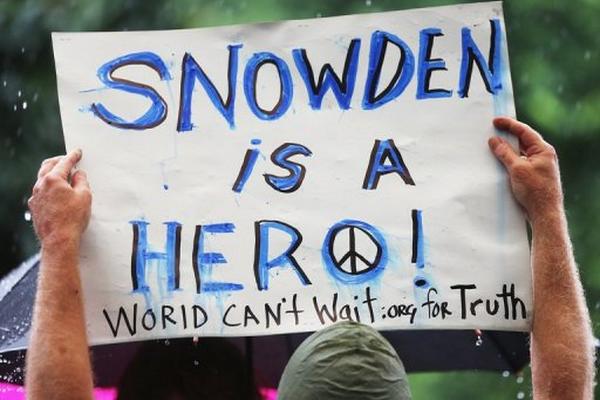 Una pancarta en apoyo del denunciante Edward Snowden, fotografiado el 10 de junio de 2013 en Nueva York. (Foto Prensa Libre: AFP)