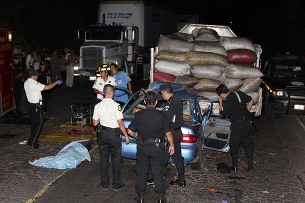 PNC efectúa el procedimiento en el lugar del accidente. (Foto Prensa Libre: Rolando Miranda)<br _mce_bogus="1"/>