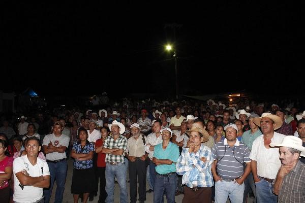 líderes y vecinos, en la protesta frente a la comuna de Granados.