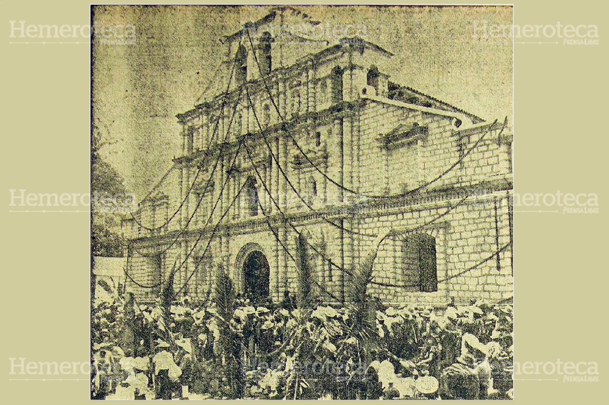 Restauración de iglesia de Panajachel en 1962. Foto: Hemeroteca PL