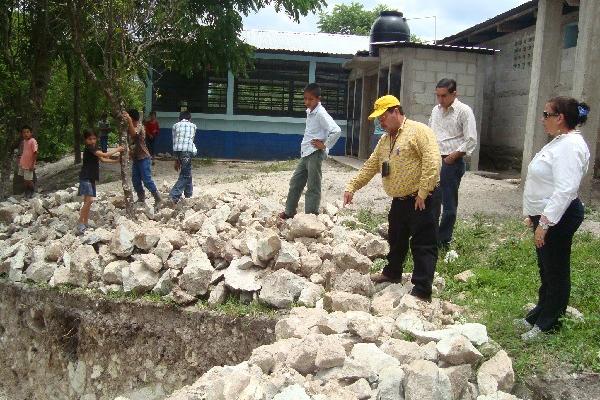 Nery Galdámez, director del Cunori,  muestra uno de los fosos en los que se construye un tanque.