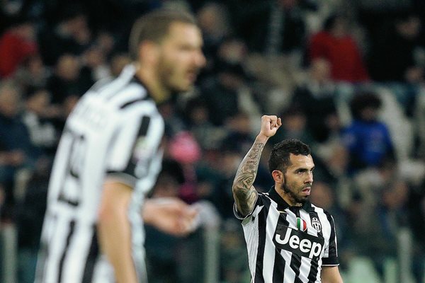 Carlos Tevez festeja su anotación, que significó el 1-0 para la Juventus. (Foto Prensa Libre: AFP).