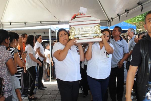 Maestras cargan el ataúd de Kimberly Ruano, quien murió de forma violenta en El Progreso, Jutiapa. (Foto Prensa Libre: Óscar González).