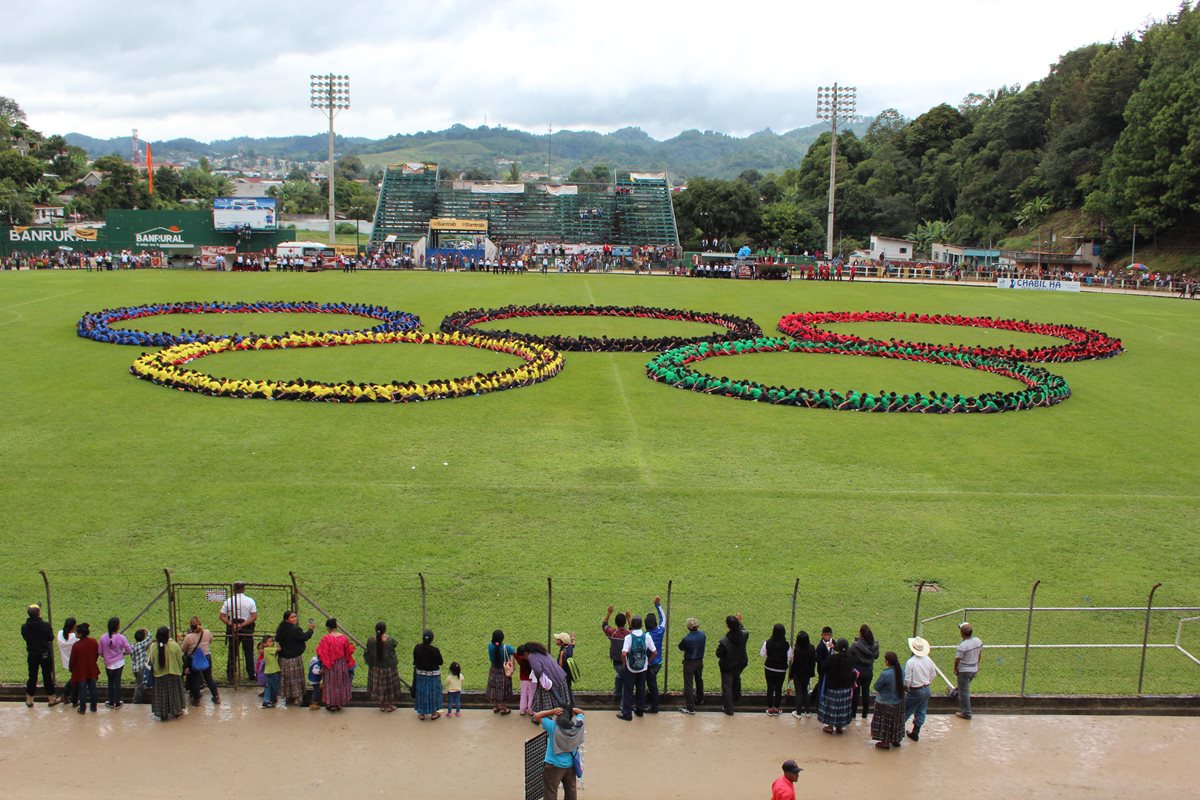 Los estudiantes realizaron el mosaico de los aros olímpicos sobre la gramilla del José Ángel Rossi. (Foto Prensa Libre: Eduardo Sam)