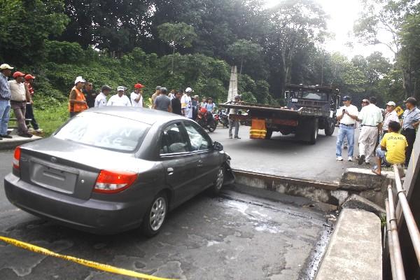 Este vehículo chocó con la grada que se formó al final del puente Nahualate,  donde se produjo   un hundimiento.