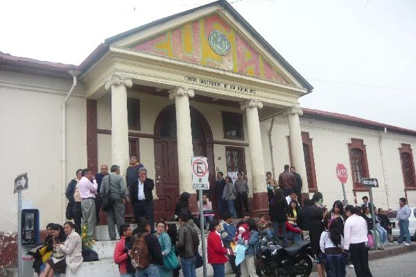 Un grupo de personas  permanece frente al   Cusam,  que fue bloqueado por estudiantes.