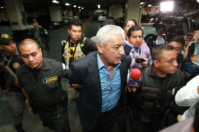 El expresidente Otto Pérez Molina ingresa a la Torre de Tribunales para participar en el séptimo día de audiencia. (Foto Prensa Libre: Estuardo Paredes)