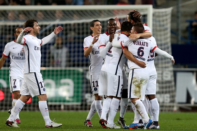 Zlatan y Di María festejan junto con sus compañeros. (Foto Prensa Libre: AFP)