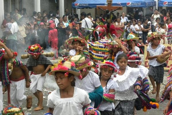 Un grupo  de escolares representa uno de los   cuadros de  costumbres religiosas de Suchitepéquez.