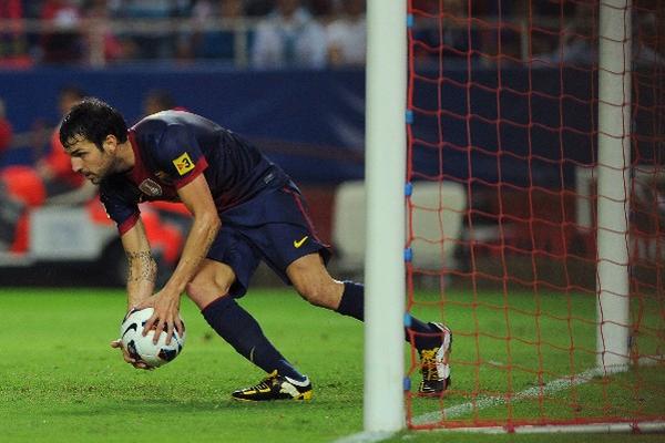 El doblete que consiguió Cesc Fábregas ayudó a que los catalanes no bajaran el ritmo ofensivo. (Foto Prensa Libre: AFP)