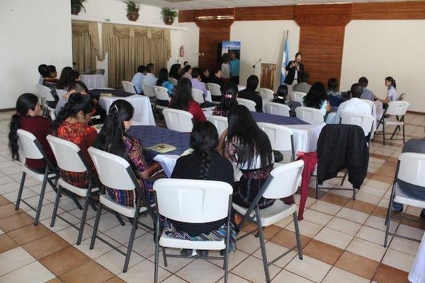 Líderes comunitarios, durante el desarrollo del diplomado sobre la niñez, en la cabecera de Sololá. (Foto Prensa Libre: Ángel Julajuj)