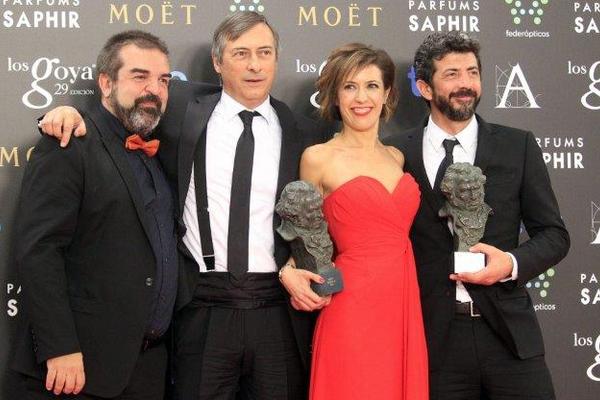 Los productores de la película La isla mínima, Gervasio Iglesias, José Antonio Félez, Mercedes Gamero y el director de la cinta, Alberto Rodríguez, tras recibir los premios Goya a la Mejor película y Mejor dirección. Foto Prensa Libre: EFE