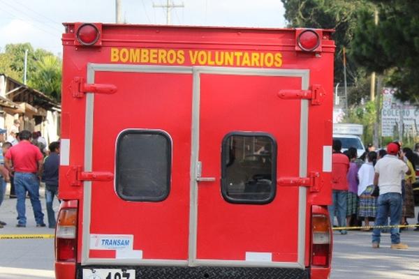 Bomberos Voluntarios trasladaron a la emergencia del Hospital Hellen Lossi de laugerud al hombre herido. (Foto Prensa Libre: Ángel Martin Tax)