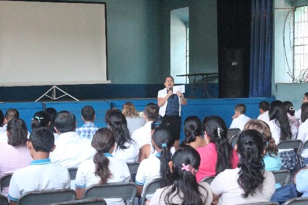 Estudiantes de la ciudad de Chiquimula escuchan pláticas sobre VIH/sida.