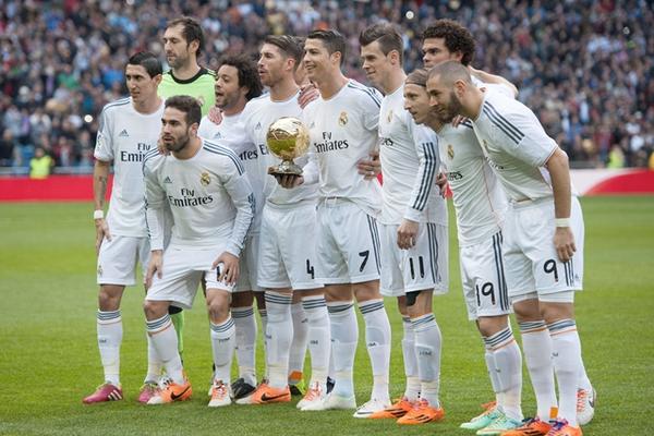 El equipo del Real Madrid posa con el Balón de Oro, ganado por Cristiano Ronaldo. (Foto Prensa Libre: AFP)