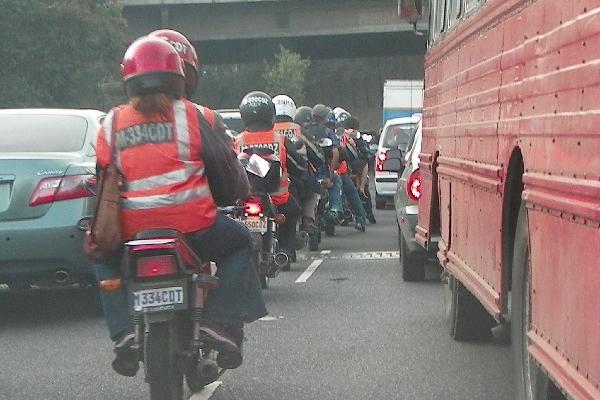 Gran cantidad de motoristas no respeta la Ley de Tránsito, que les impide conducir a la par de los vehículos. Esta imagen fue captada cerca del puente El Naranjo, en el límite entre Mixco y la capital.<br _mce_bogus="1"/>