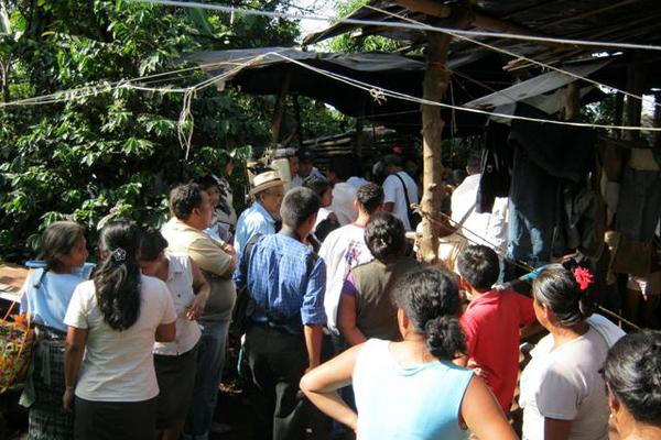 Vecinos llegaron a la vivienda donde fue atacado un hombre por un supuesto fiscal del Ministerio Público, en San Francisco Zapotitlán, Suchitepéquez. (Foto Prensa Libre: Danilo López)