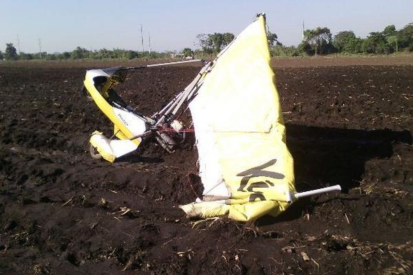 Planeador accidentado en Masagua, Escuintla. (Foto Prensa Libre: Enrique Paredes) <br _mce_bogus="1"/>