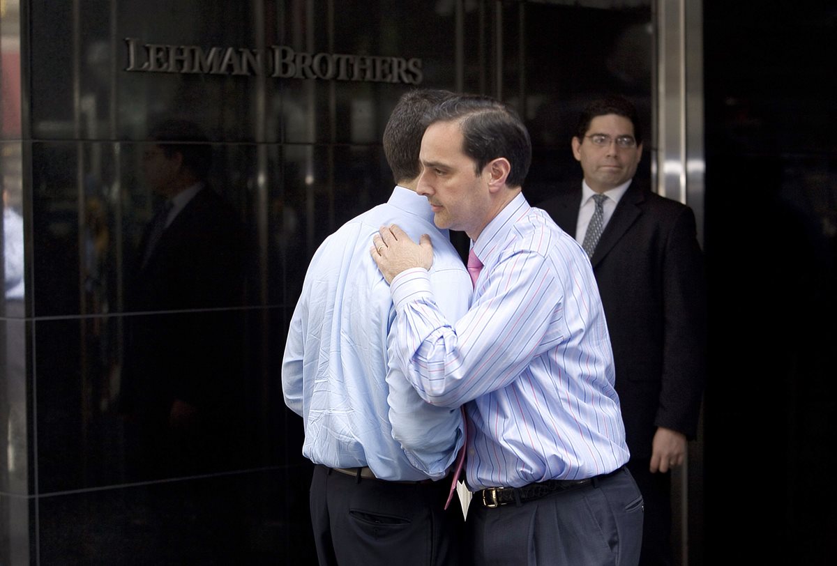 Dos hombres abrazaban en septiembre de 2008 fuera de la sede de Lehman Brothers en Nueva York. El momento en septiembre de 2008, cuando se derrumbó el banco de inversión Lehman Brothers, de 150 años de antigüedad, precipitando la peor crisis económica mundial desde la década de 1930. (Foto Prensa Libre: AFP)