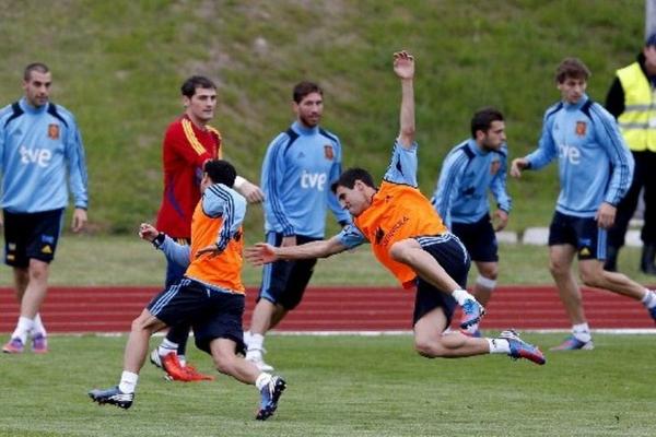 Vicente Del Bosque, seleccionador de España, jugará ante Croacia con el mismo once con el que goleó a Irlanda. (Foto Prensa Libre: EFE)