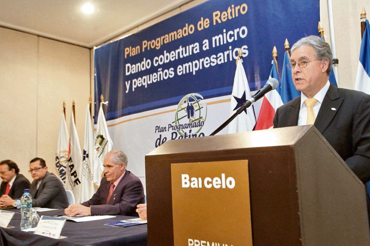 Las microfinancieras  incursionarán en el servicio de pensiones en  Centroamérica, informó Reynold Walter, de Redcamif. (Foto Prensa Libre: Álvaro Interiano)