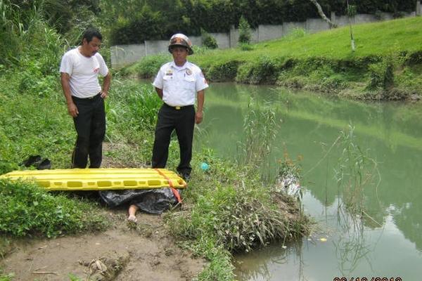 Socorristas rescataron el cadáver de Mardoqueo de Jesús Macz, quien murió ahogado en Cobán. (Foto Prensa Libre: Eduardo Sam)