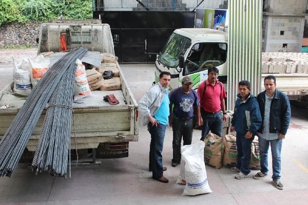 Entrega de material de construcción, en Panajachel.