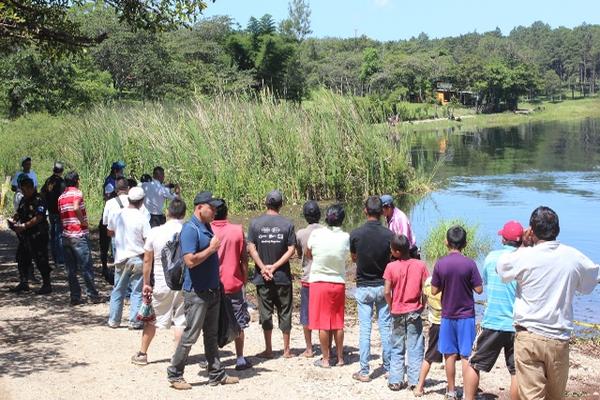 El cadáver del comerciante Édgar de los Reyes, fue hallado en la Laguna del Pino, El Cerinal, Barberena. (Foto Prensa Libre: Oswaldo Cardona)