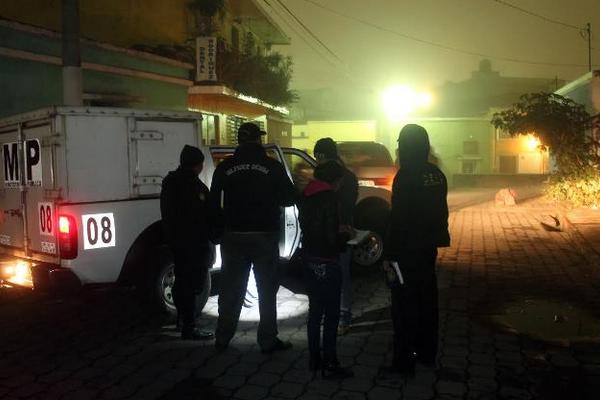 Agentes del MP busca evidencias en el lugar del hallazgo del cadáver. (Foto Prensa Libre: Carlos Ventura)<br _mce_bogus="1"/>