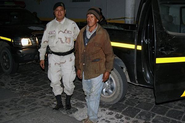 Bonifacio Larios Pérez, de 48 años, y un adolescente fueron capturados cuando cortaban ramillas de pinabete, en San Carlos Sija, Quetzaltenango. (Foto Prensa Libre: Carlos Ventura)