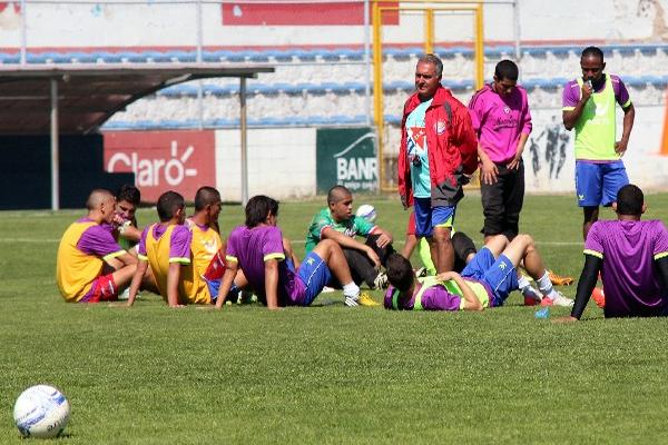 La salida del delantero brasileño tomó por sorpresa al plantel chivo y a su técnico, Héctor Julián Trujillo, que ahora debe buscar un sustituto. (Foto Prensa Libre: Carlos Ventura)